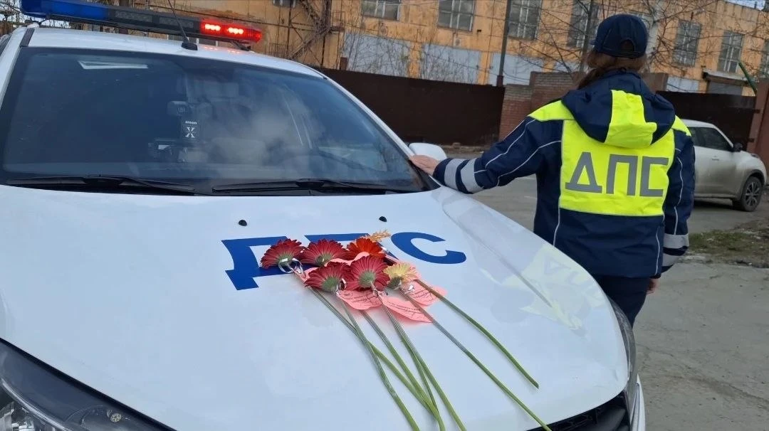 👮🌷 Цветы вместо штрафов: акция для трезвых водителей на Среднем Урале  В Свердловской области проход