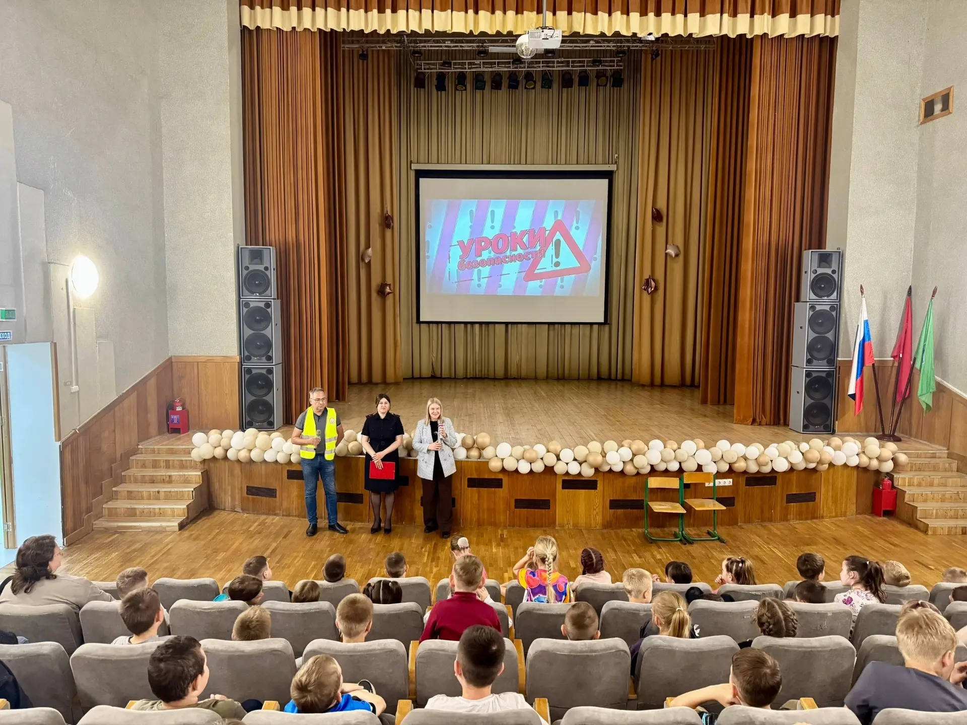 🚥 Сотрудники Госавтоинспекции провели встречу «Безопасные каникулы» в лагере дневного ...