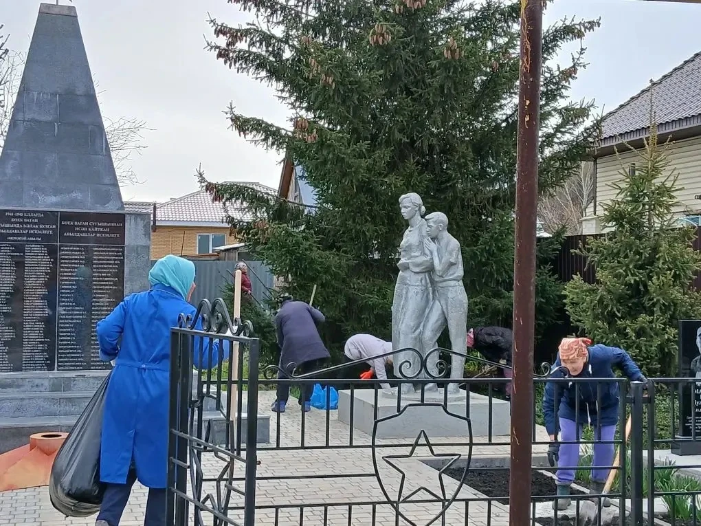 «Мы за чистое село!»  В рамках санитарно-экологического двухмесячника в деревне Азьмушкино прошёл ма