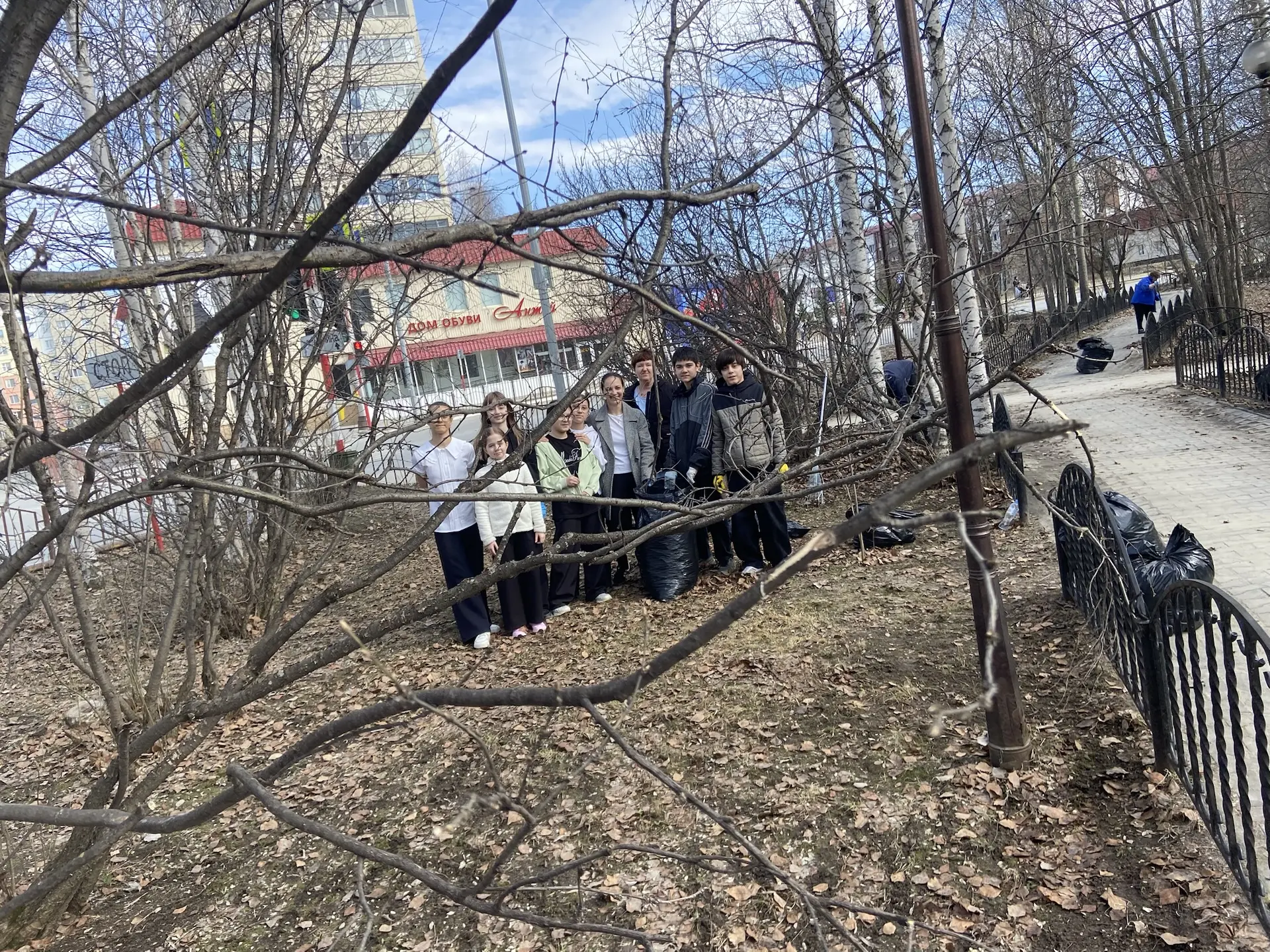 «Погода рулит» нужными субботниками. 6 мая. Школьное братство.