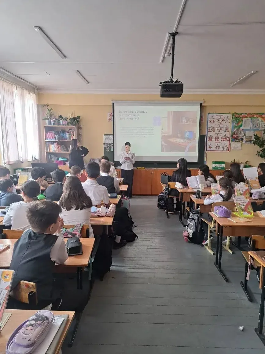 Когда старшие и младшие — одна команда: вместе против манипуляций 🤝 В нашей школе прошло необычное з