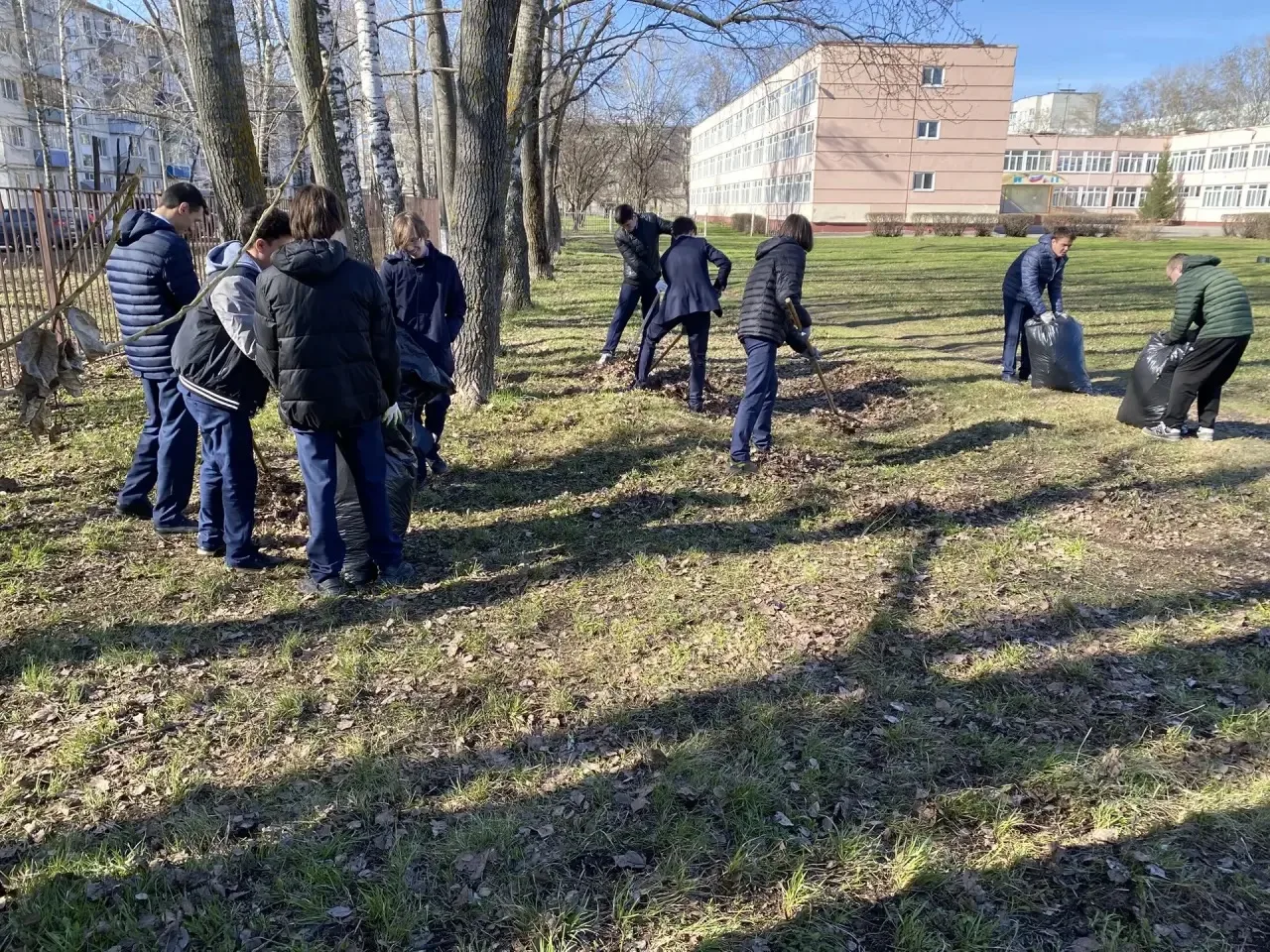 🧹 Субботник — дело доброе и нужное!  Второй день в 1 и 2 корпусе нашей школы все дружно выходят  на 