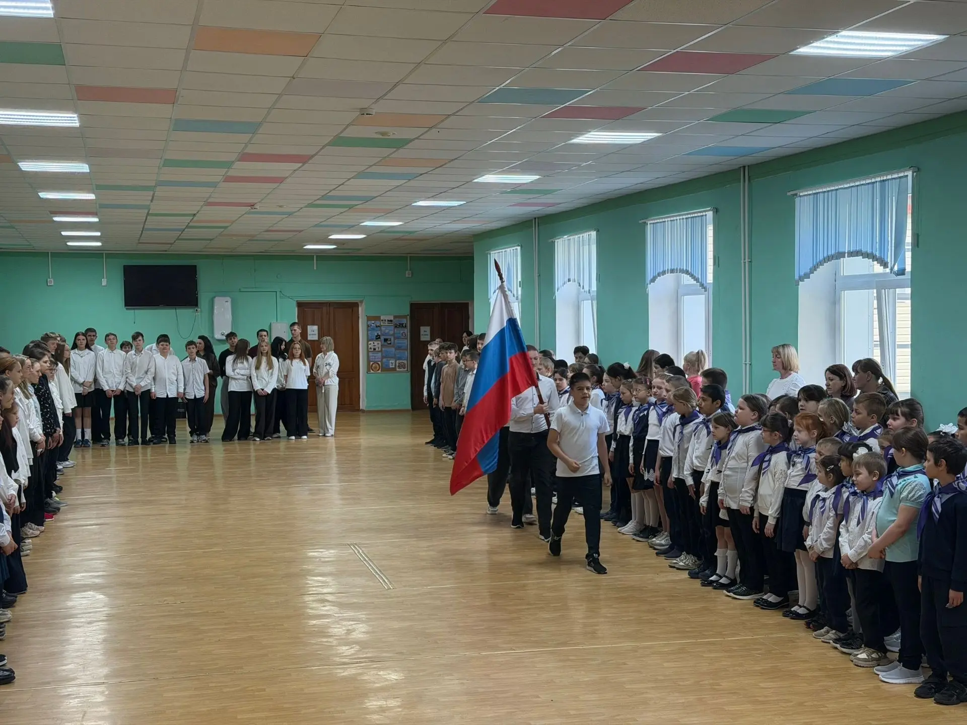 Новая учебная неделя в нашей школе началась традиционно — с торжественной линейки, посв...