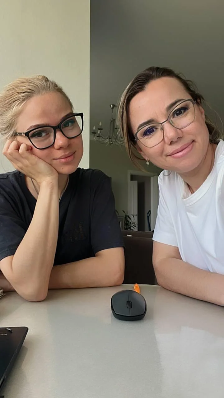 Вчера написала, что не работаю — и вот пожалуйста 😂

Катя приехала в гости — и через полчаса мы уже