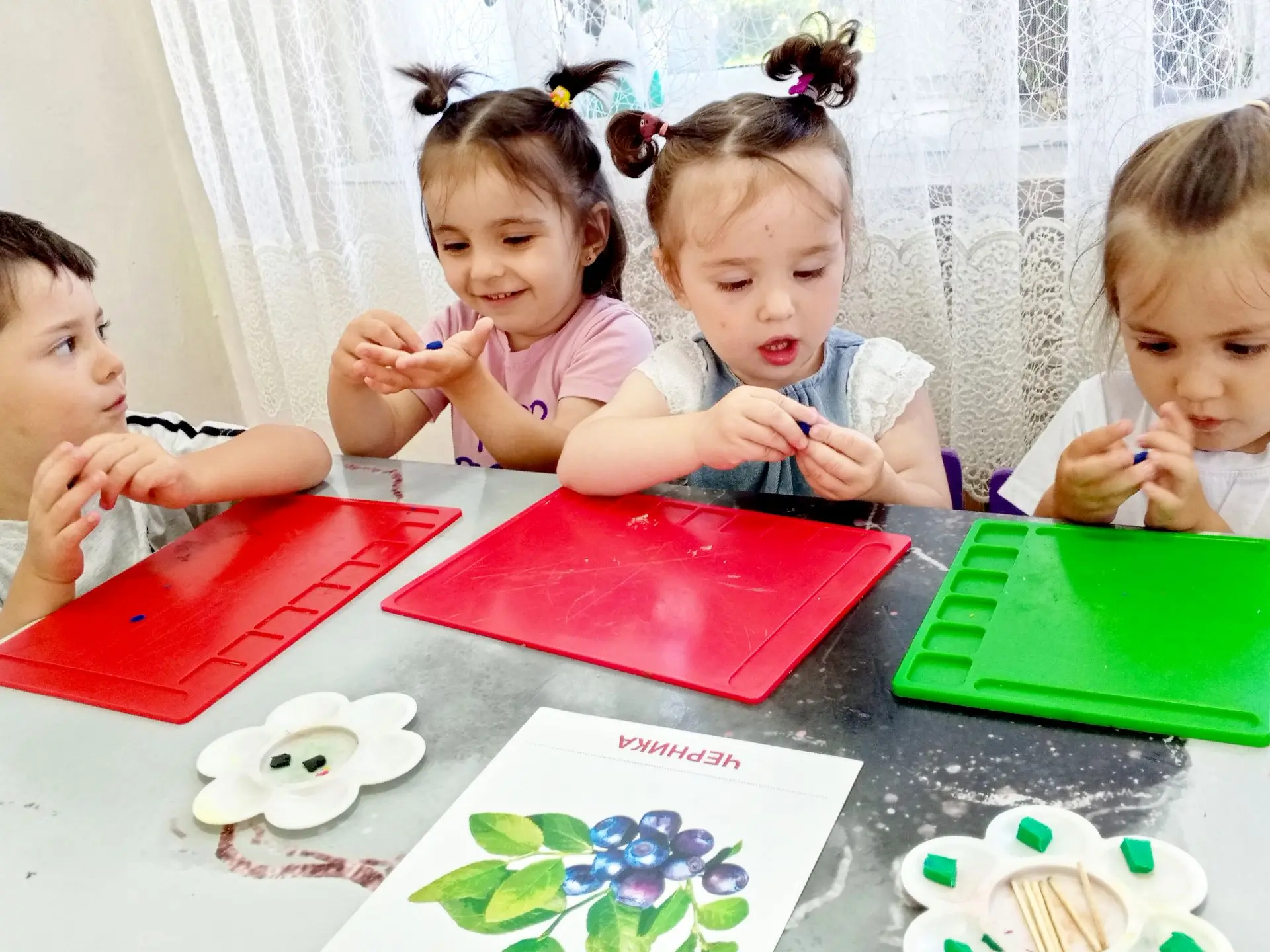 💙☀️Сегодня в 1 младшей группе прошло увлекательное занятие по лепке на тему : "Ягоды. ...