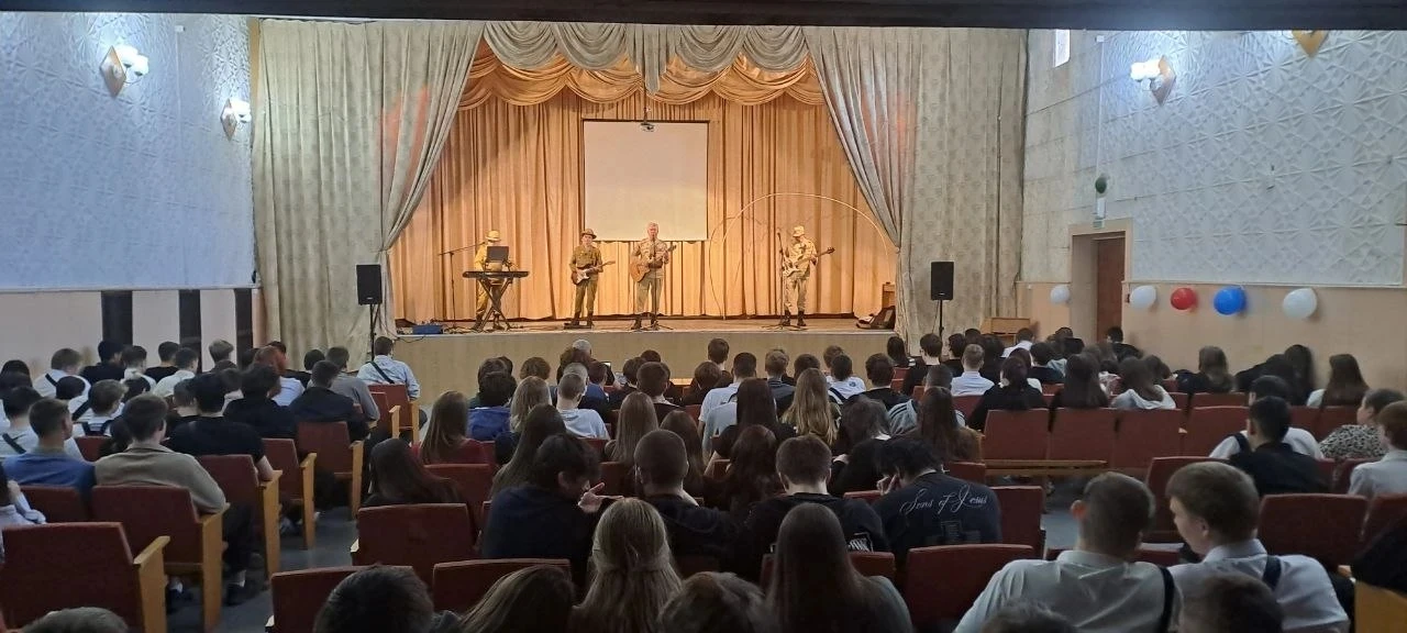 🎸 Музыка мужества: Легендарная группа «Контингент» выступила в ОАТК! 🇷🇺  В актовом зале ГАПОУ «ОАТК 