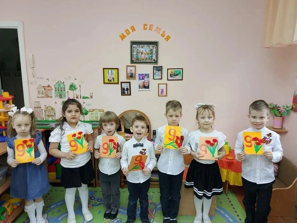 В старших группах "Солнечные лучики" и "Весёлые путешественники" библиотекарь городской...