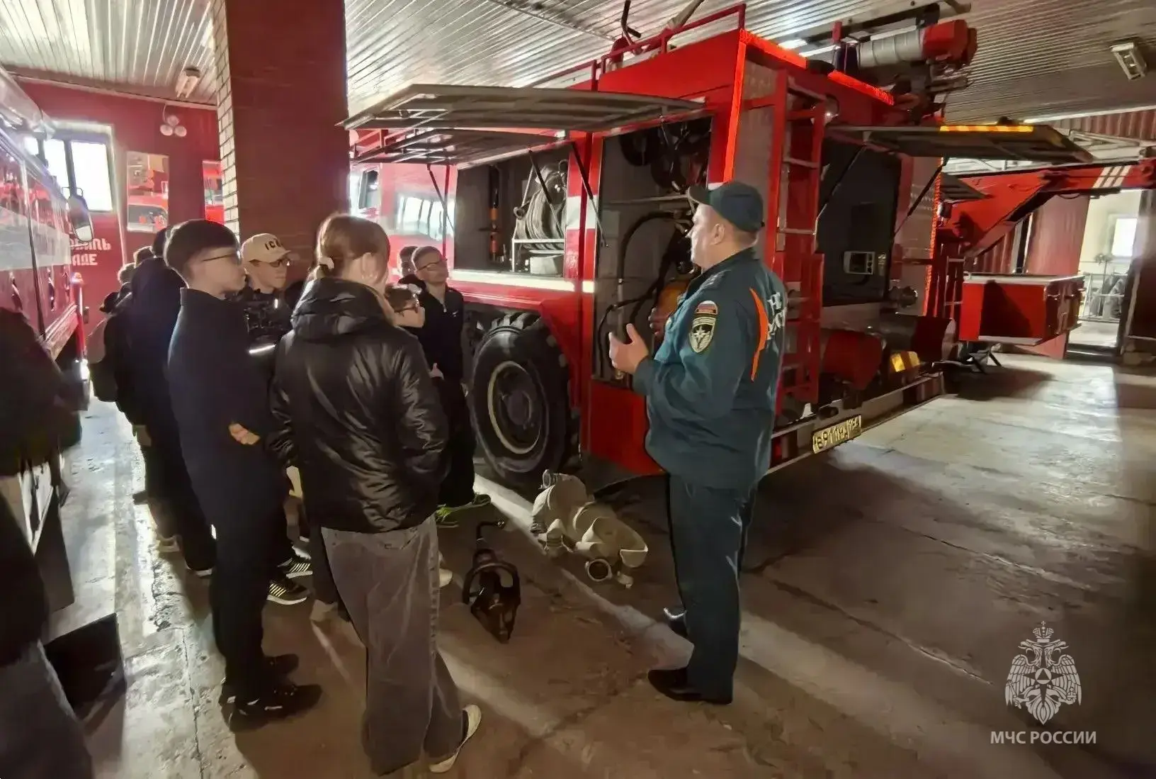 Познавательная экскурсия в пожарно-спасательную часть  🚒🔥Для шестиклассников школы № 3 города Артёмо