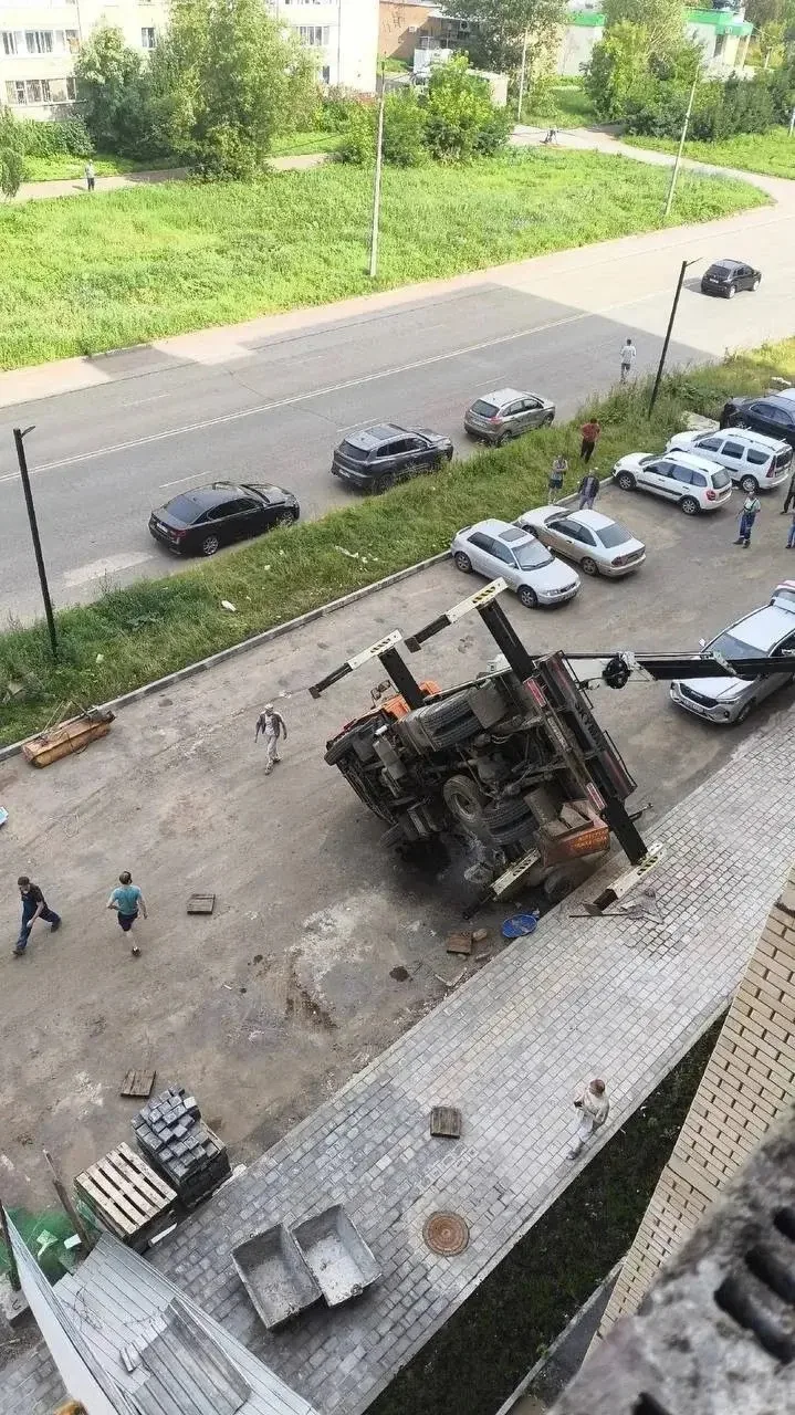 🔴 Момент падения автовышки в Глазове попал в кадр
