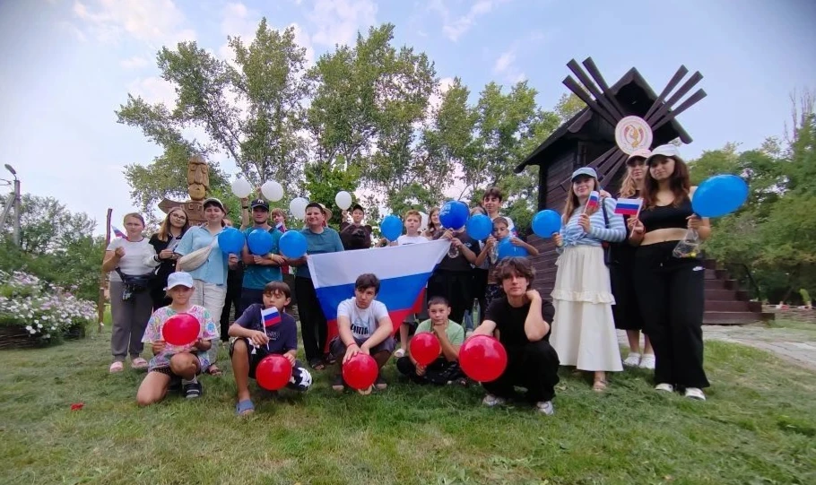 🇷🇺 Гости Дома ремёсел присоединились к Всероссийской акции «Флаг России в каждый дом»!