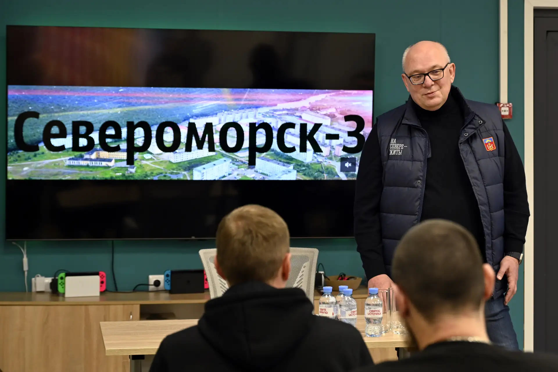 Владимир Евменьков:

- Сегодня работал в Североморске-3. Проверил ход летней ремонтной кампании по н