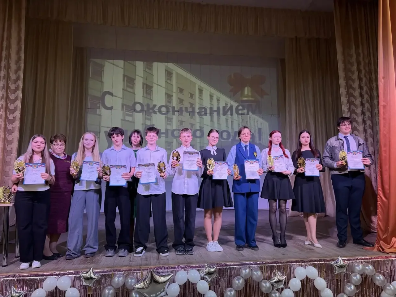 🎓 Сегодня в нашей школе прошёл слёт отличников!  Мы чествовали самых старательных и целеустремлённых
