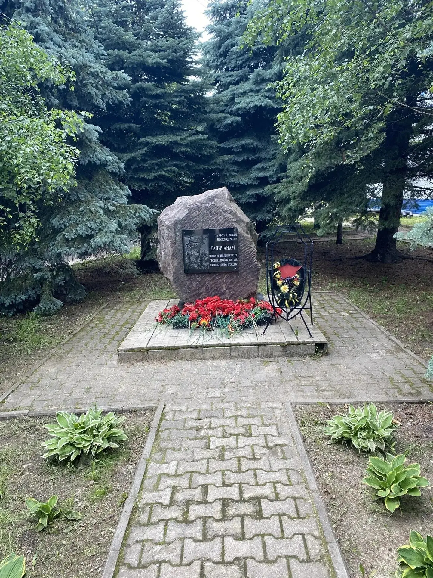 Группа 3 ПК продолжает важную традицию — поддержание чистоты и порядка у памятника воинам-интернацио