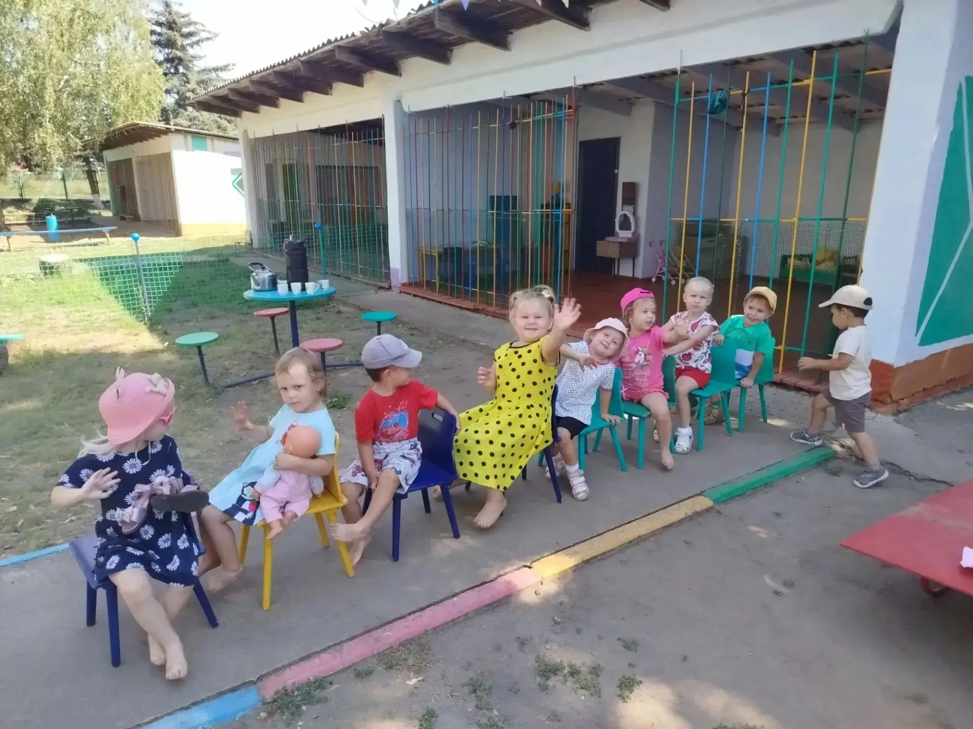 Наши малыши-крепыши в группе и на участке любят порезвиться и поиграть!