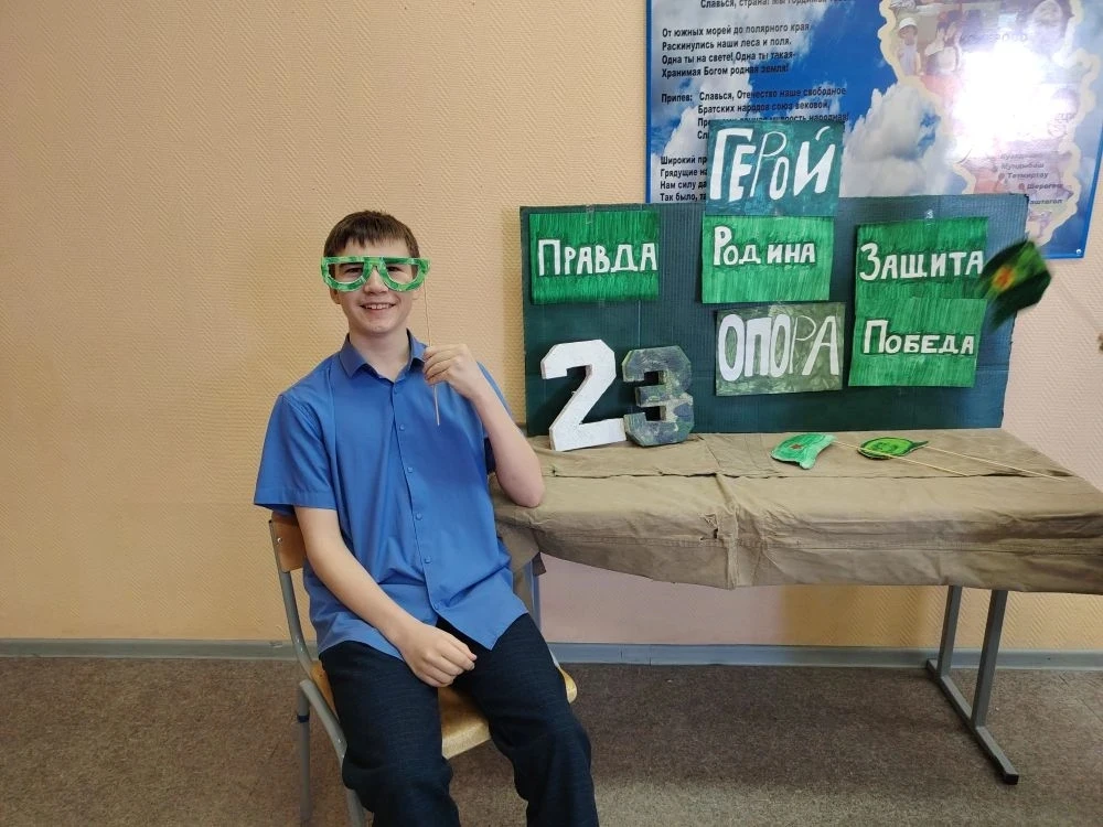 Однажды в тылу врага, или Как мы готовились к 23 февраля... 😄  Оборудование: бумага, картон, гуашь, 