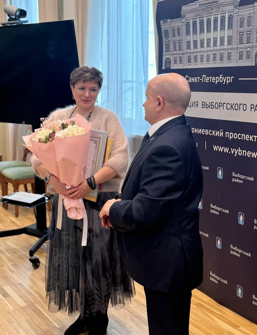 Полунин Виктор Михайлович встретился с директором нашей школы Юлией Николаевной Кассихиной и выразил