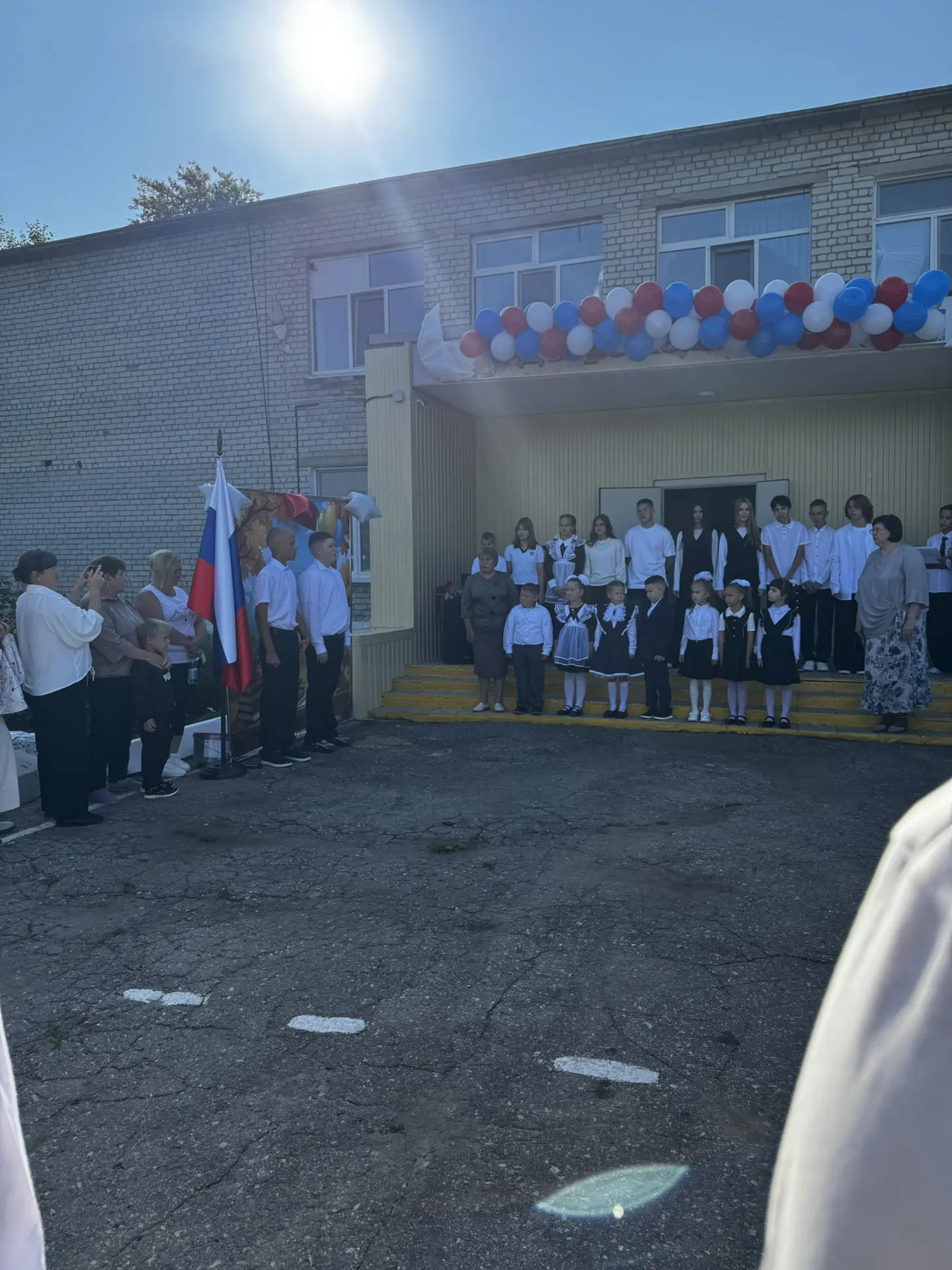 Сегодня школа снова собирает нас вместе. Для первоклассников начинается совершенно нова...