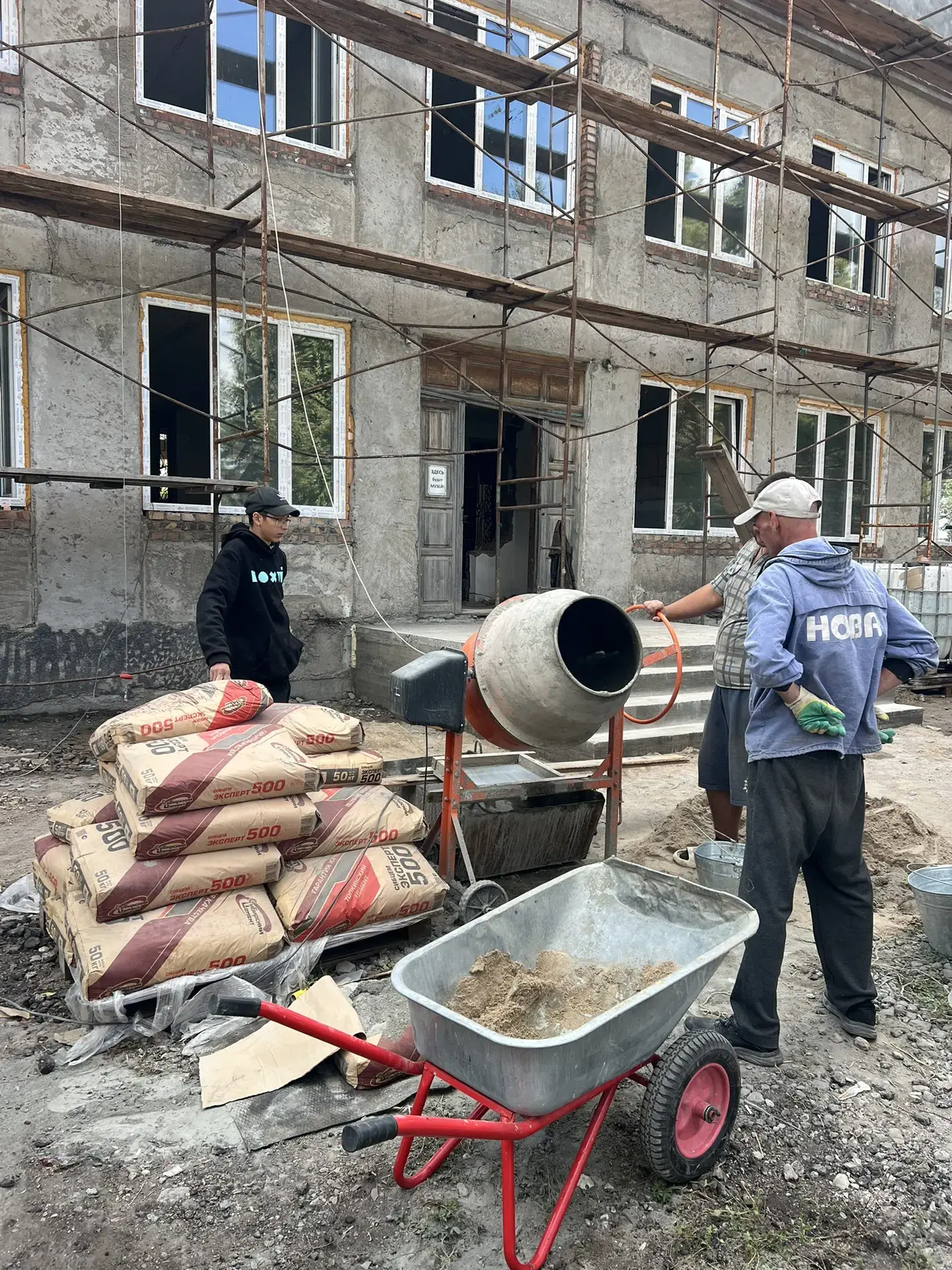 В селе Желанное продолжается строительство нового здания, предназначенного для размещен...