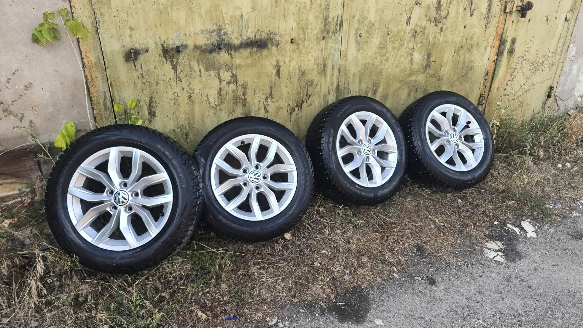 Продам комплект  колёс R16 5x112, диски Volkswagen оригинал  в идеальном состоянии. Рез...