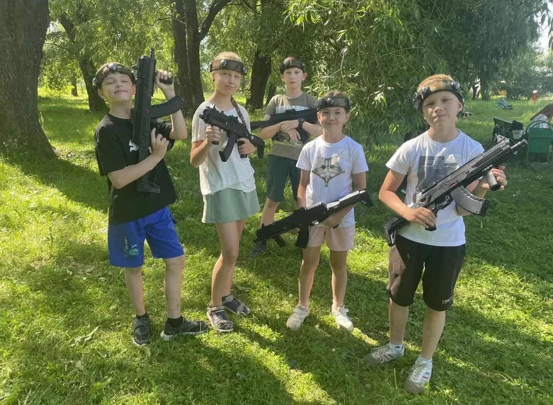 «Стражи Лицея» в бою! 🎯

Наша команда «Стражи Лицея» приняла участие в Первенстве по лазертагу сред