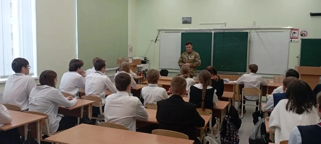 🇷🇺 Урок Мужества от настоящего героя!  В рамках Единого дня профилактики в гостях у учащихся 10в и 8