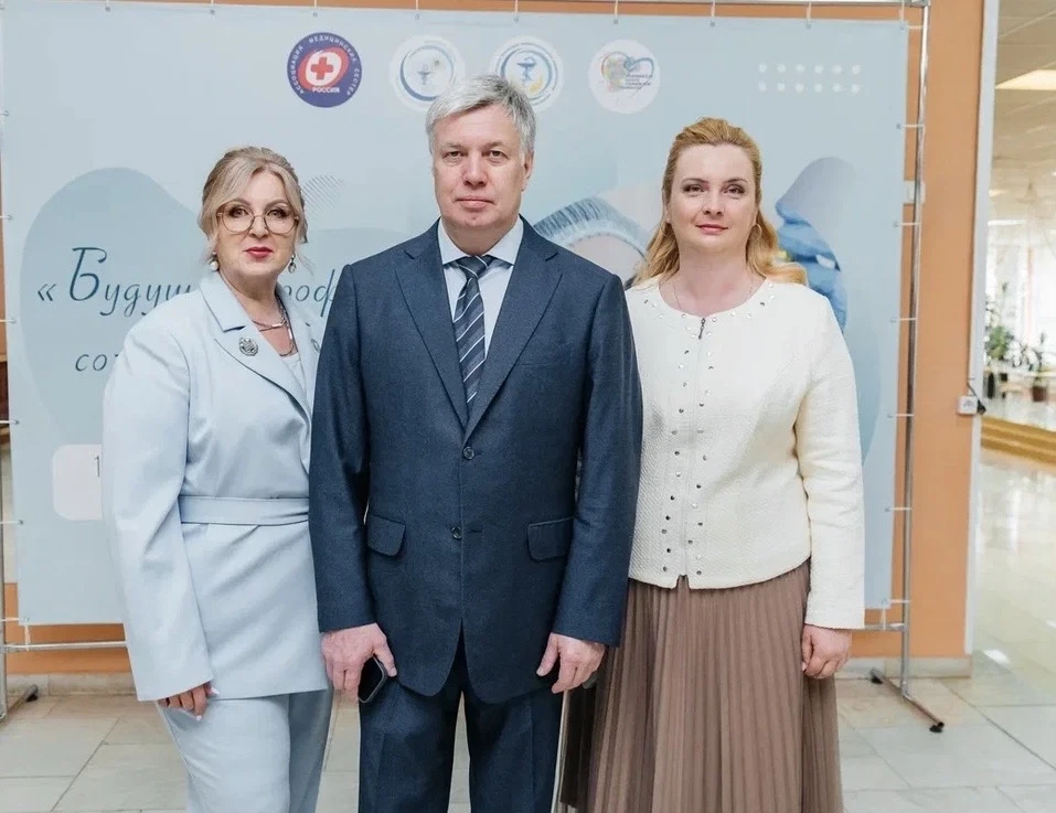 Губернатор Ульяновской области Алексей Русских наградил лучших медсестёр региона в Межд...