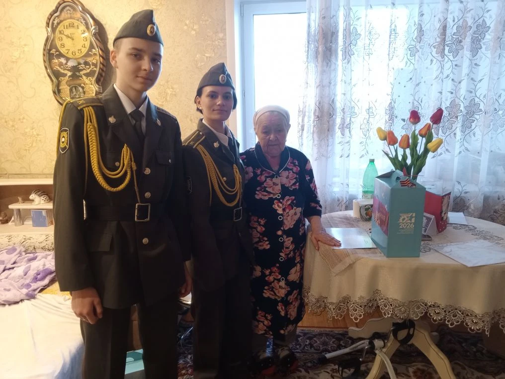 В преддверии Дня Победы ученики Гимназии  навестили ветеранов, чтобы поздравить их с наступающим пра