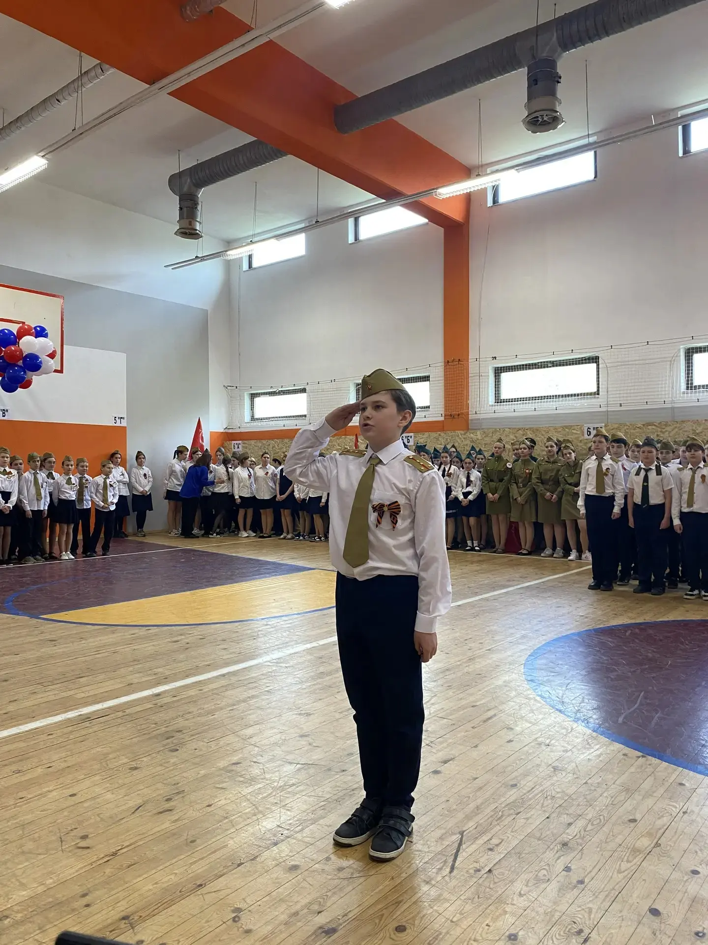 🎖️ Школьный парад Победы: как это было!  В нашей школе состоялся традиционный смотр строя и песни «Ш