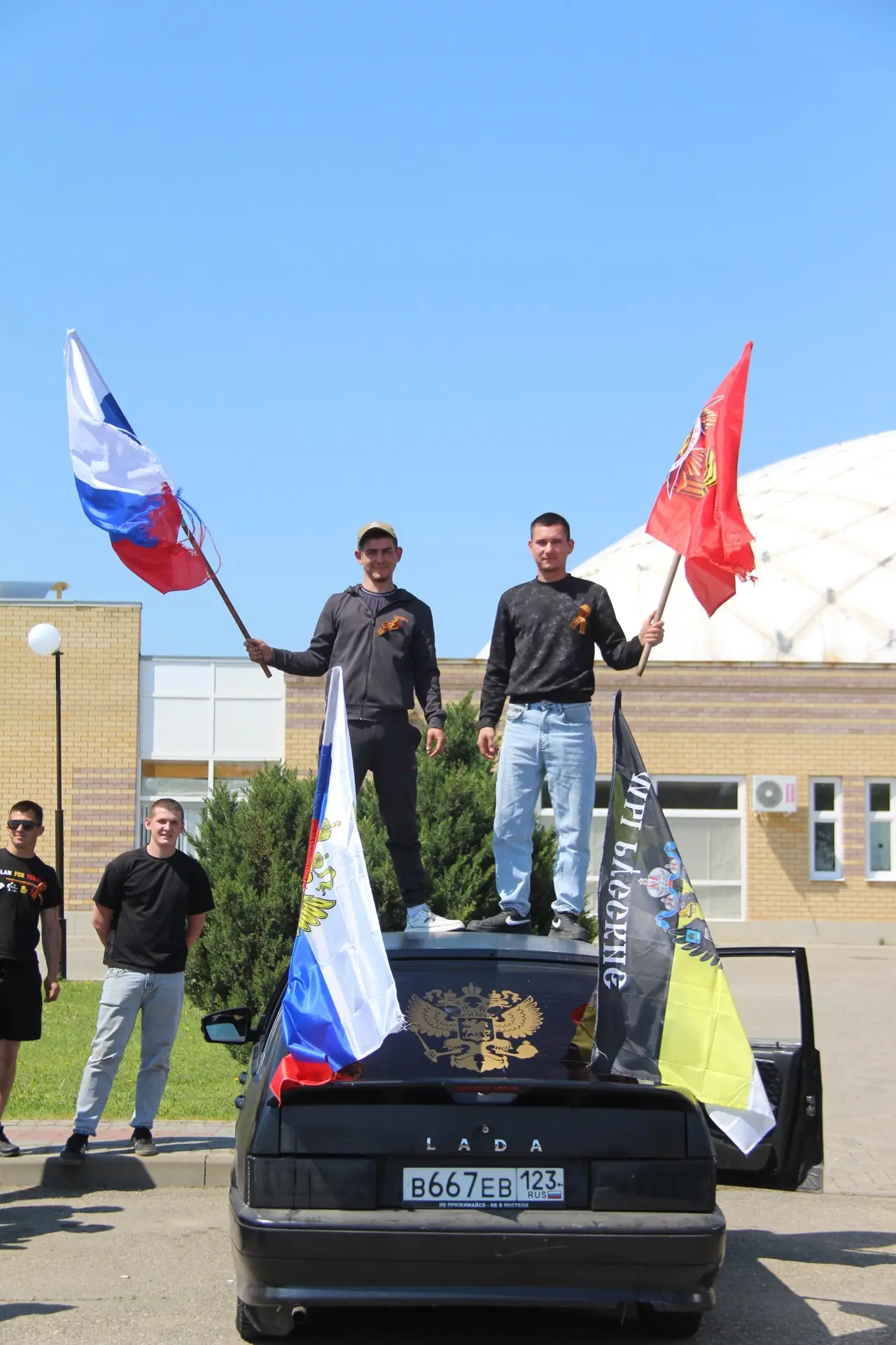 Сегодня, в День Победы, по райцентру ярко, шумно и сплочённо проехал автомарш.   Флаги России, Знамё