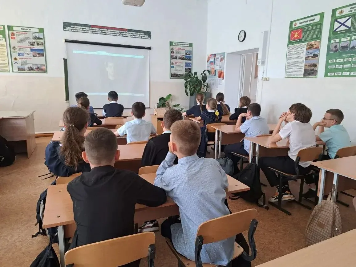В нашей школе прошли классные часы на тему **«Интернет-мошенники и вербовка»**.