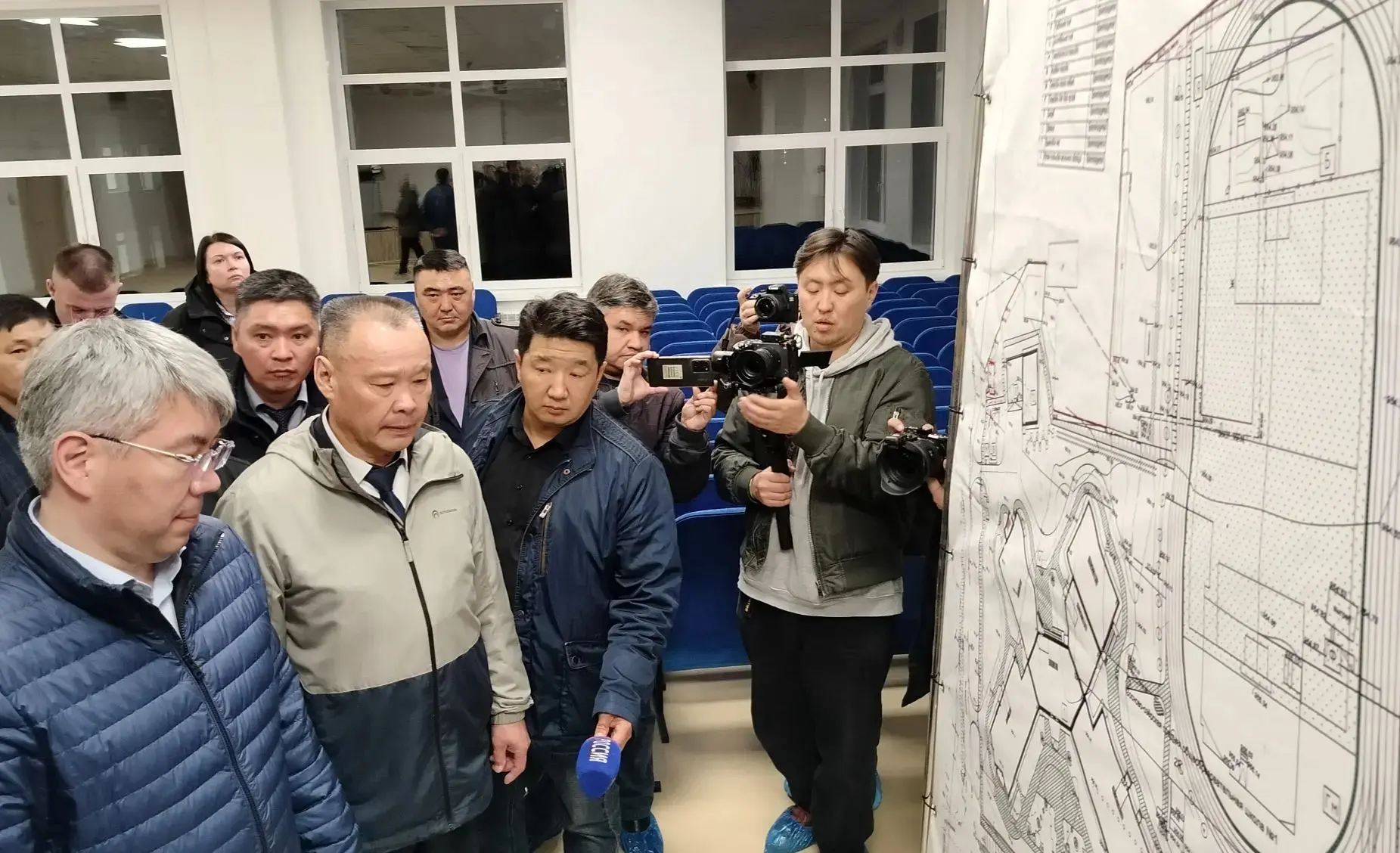 🏗 В ходе рабочей поездки в Еравну  проверил, как идёт строительство школы в Сосново-Озерском.   На с
