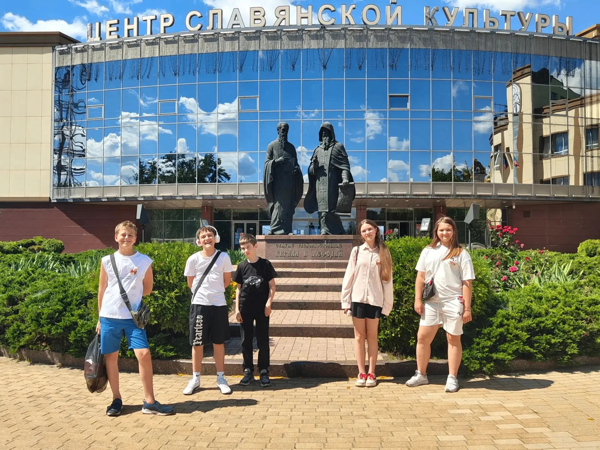 Сегодня ребята с пришкольной площадки побывали в Парке славянской культуры и письменности.
Дети сове