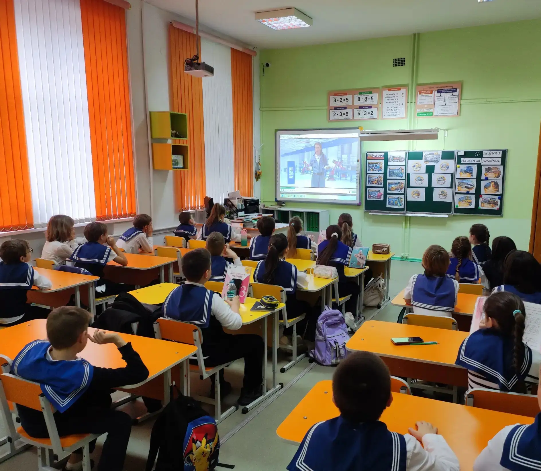 🧑‍🏫Традиции, которые объединяют: наше утро в школе! 🇷🇺✨  Понедельник в нашей школе начался торжестве
