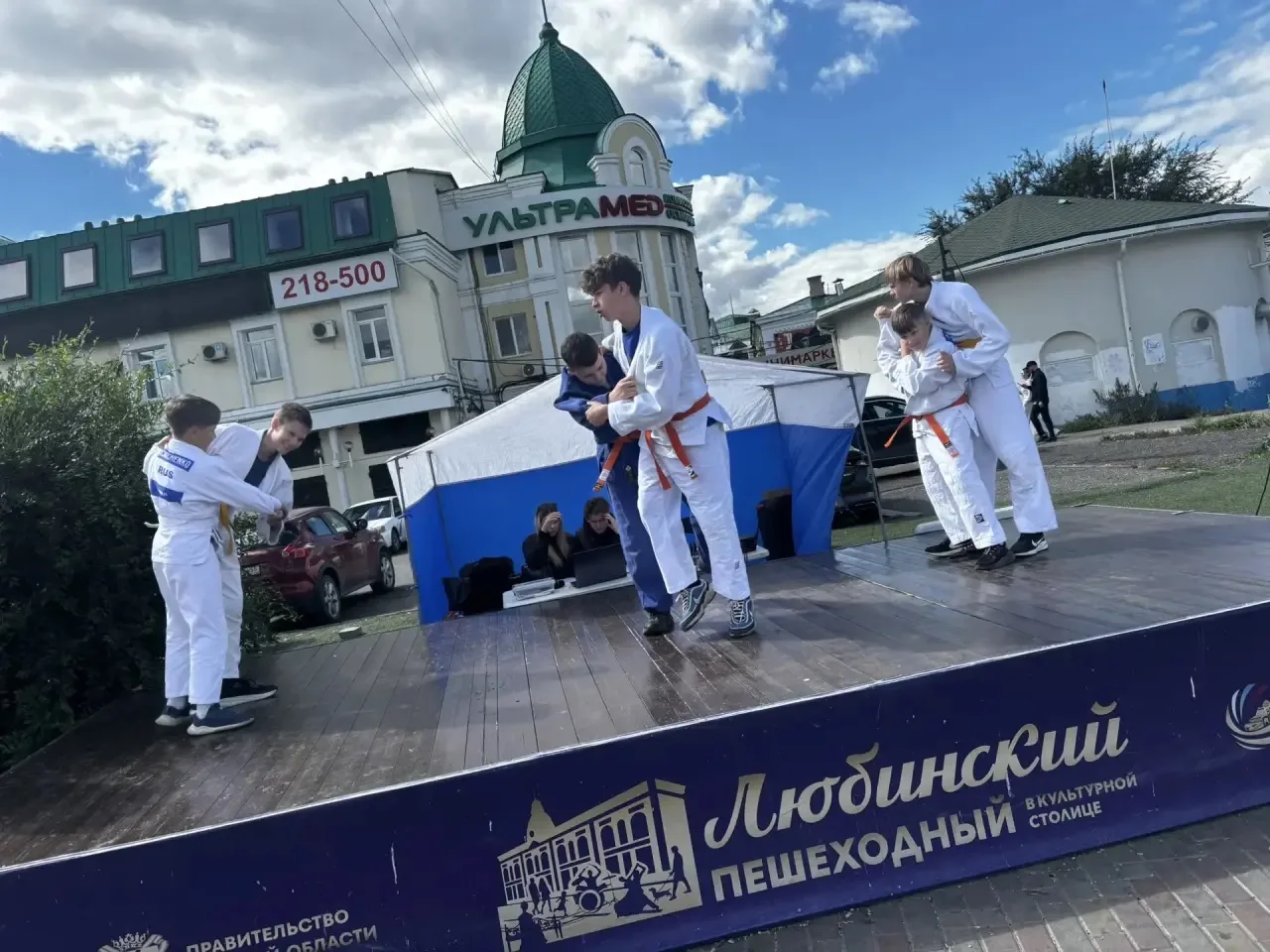 🥋 Сегодня сцена на улице Бударина превратилась в настоящее татами! Воспитанники СШОР п...