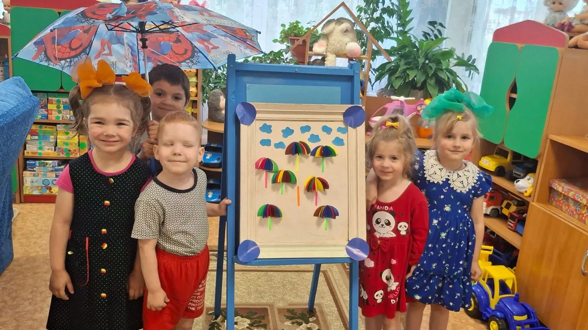 ☂️☂️☂️ В группе «Солнечные зайчики» под руководством воспитателя Е.В. Пучкаревской прошло занятие по