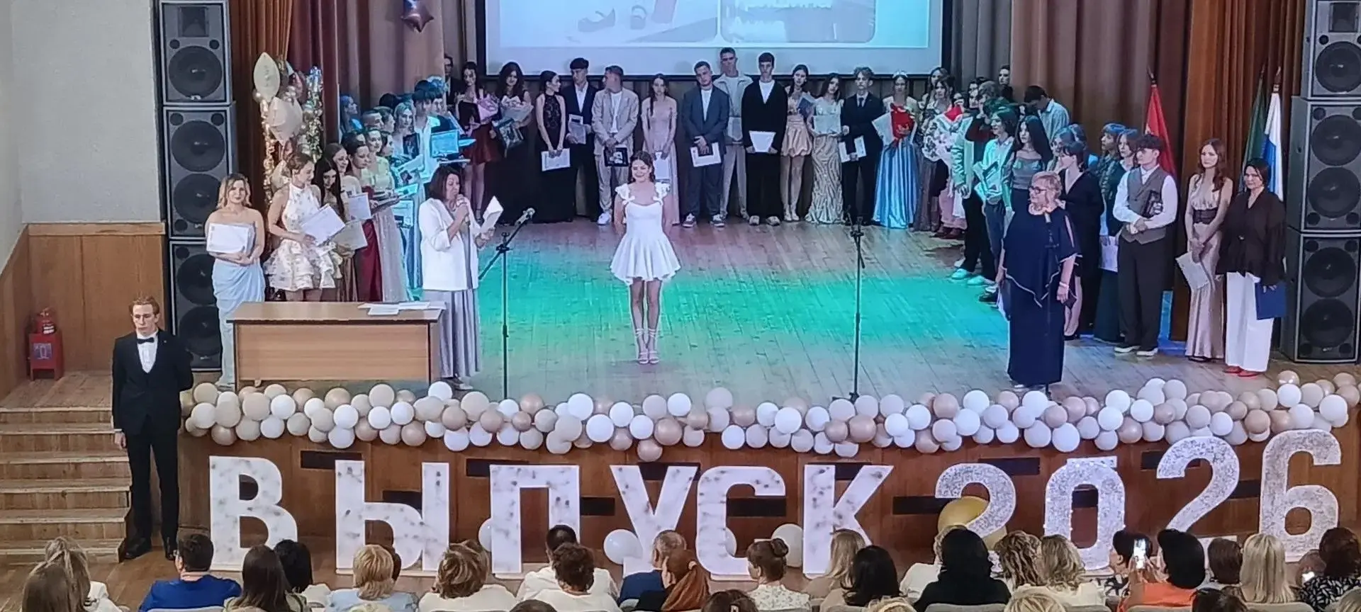 11 лет школьной жизни позади ! В школе праздник !!! Сегодня в большое плавание по морю жизни отправи