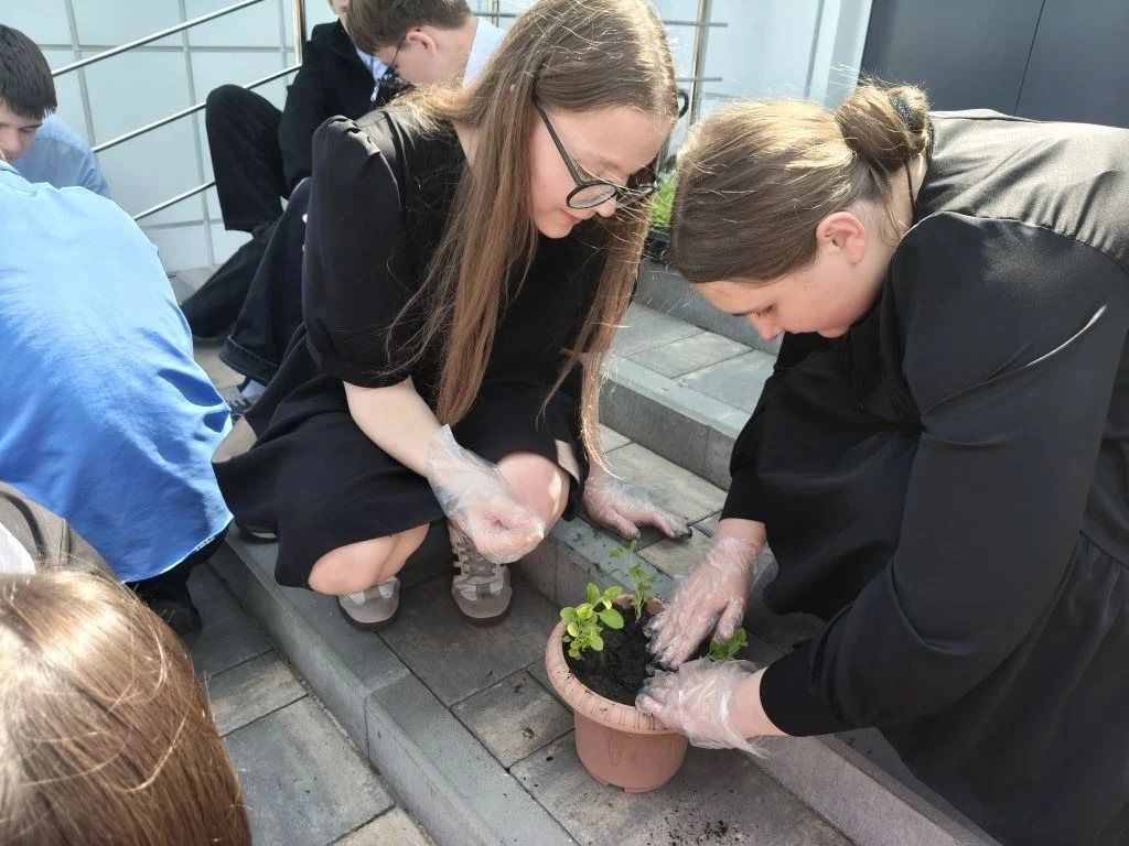 🌱 Наша школа цветет! 🌸 Ученики 7В класса - настоящие герои "Зеленой весны 2026"! 🌳    Сегодня, 7 мая