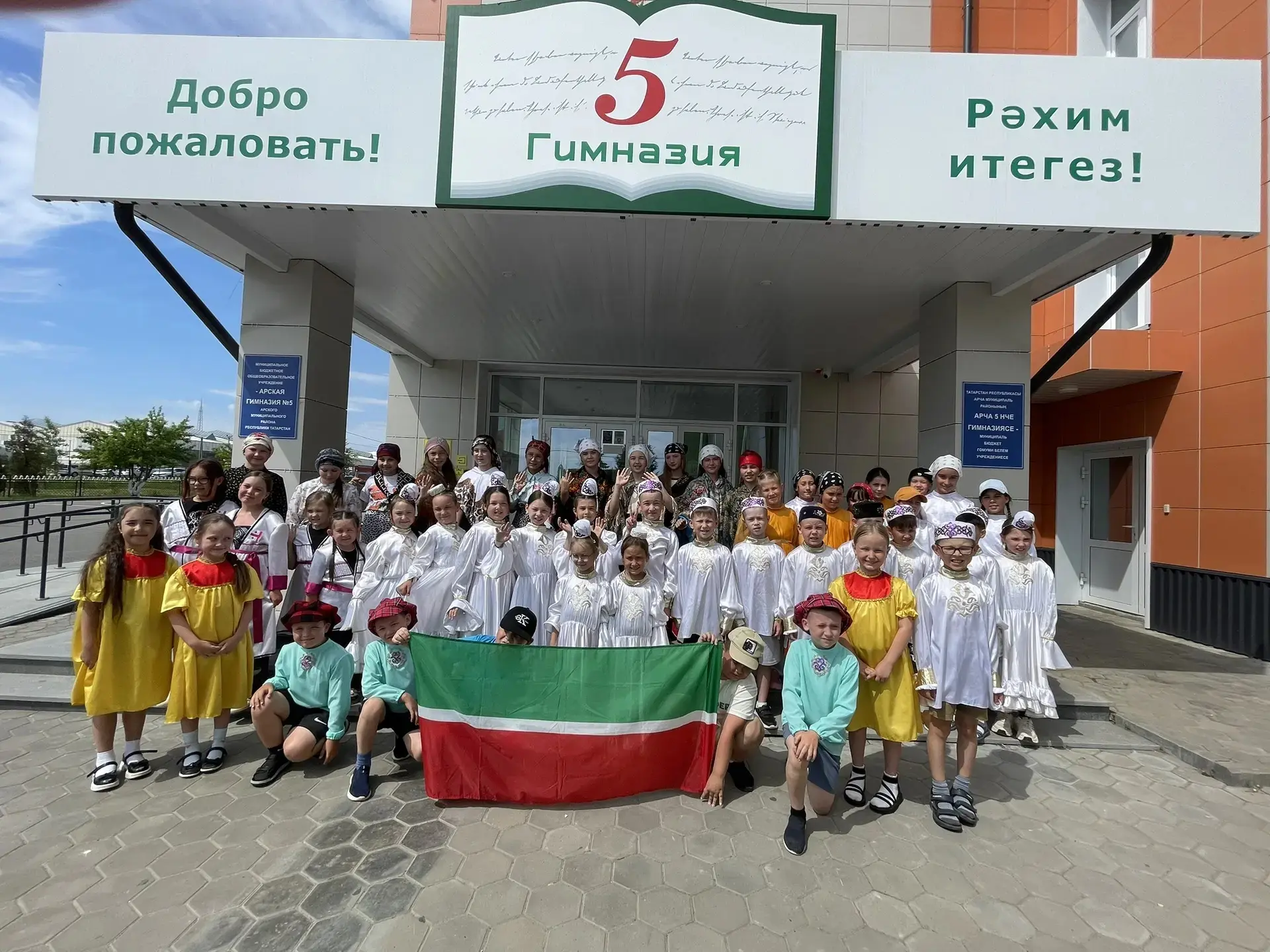 Сегодняшний день в лагере получился невероятно ярким и музыкальным. 
Утро началось с зарядки — все о
