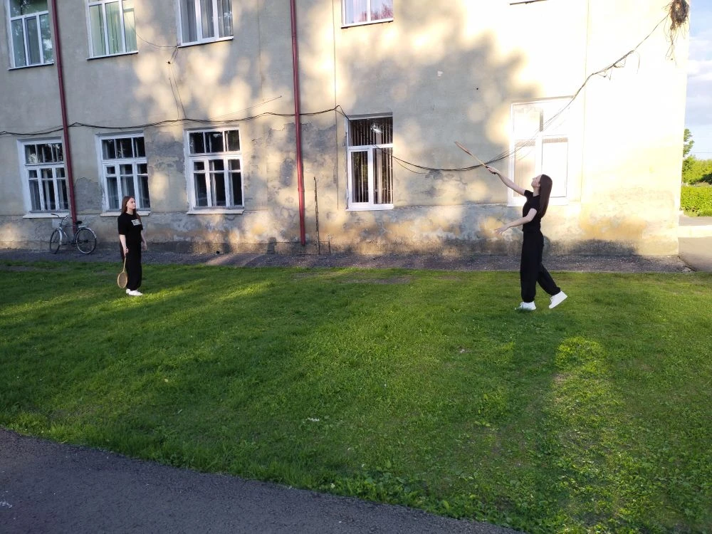 8 июня на спортивной площадке нашей школы ученицы 9 класса снимали психологическое напр...