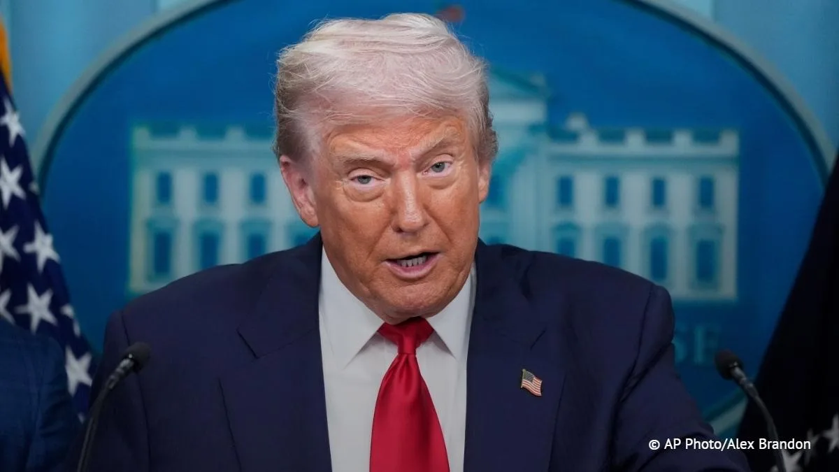 Трамп подписал указ о переименовании искусственного интеллекта в суперинтеллект.