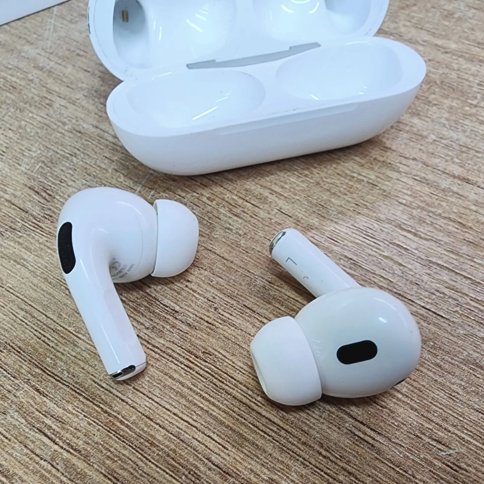 🎧 Один AirPods стал играть заметно тише другого?