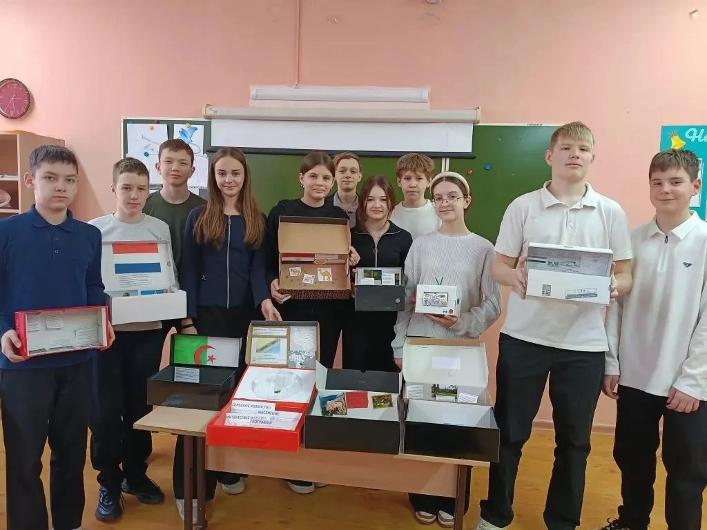 Вести с уроков.  Можно ли уместить целую страну в маленькую коробочку? 📦 Воплотить такую нелегкую за