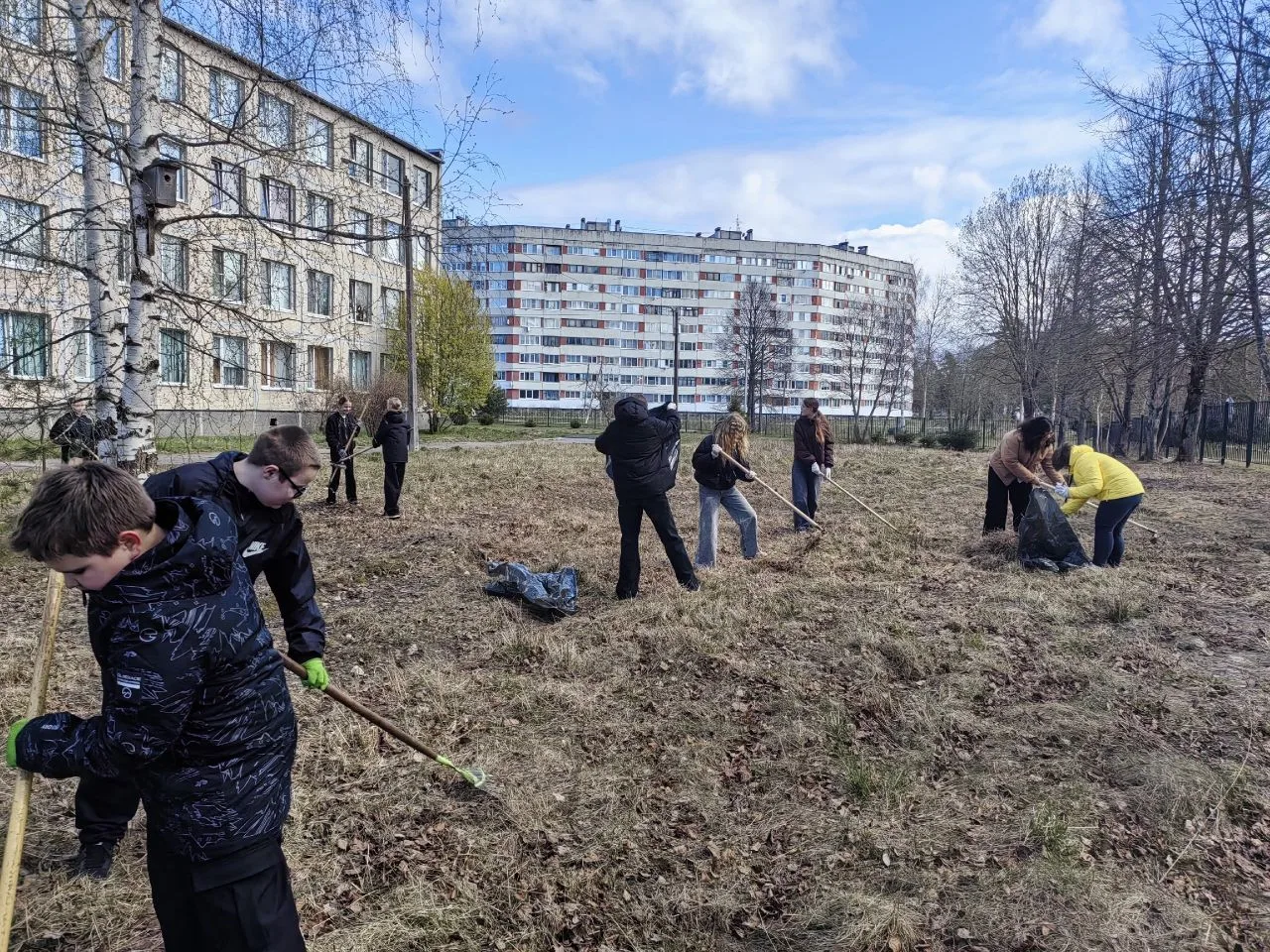 В рамках ежегодно проводимой акции «Чистая среда» в школе проведен субботник по уборке пришкольной т