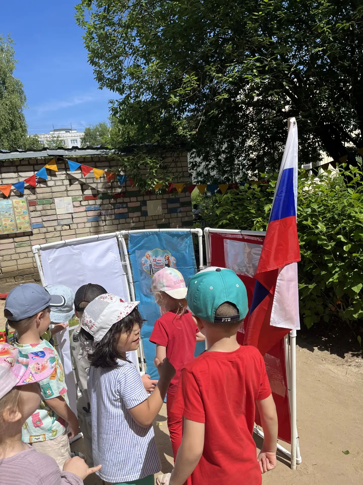 «Россия — священная наша держава!
Россия — любимая наша страна!
Могучая воля, великая слава -
Твое д