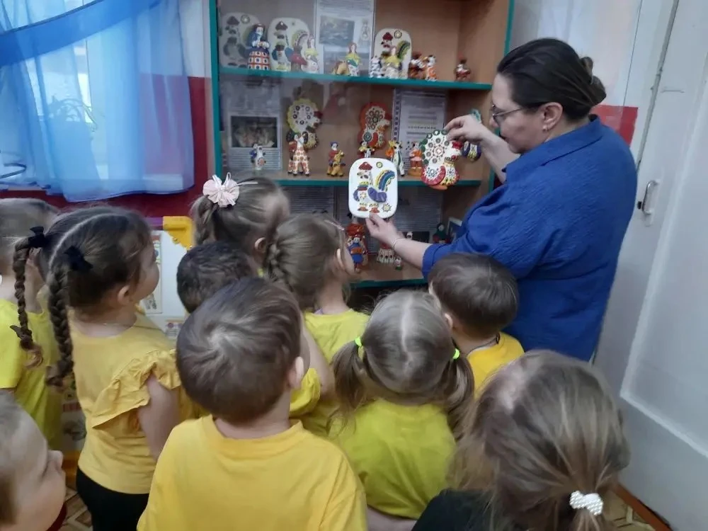Ребята группы «Пчелки» посетили мини-музей детского сада «Дымковская игрушка». Ребята п...