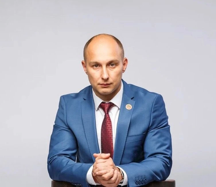 📰 Депутат Эдуард Шарафиев подарил подписку на «Менделеевские новости» пенсионерам и семьям участник