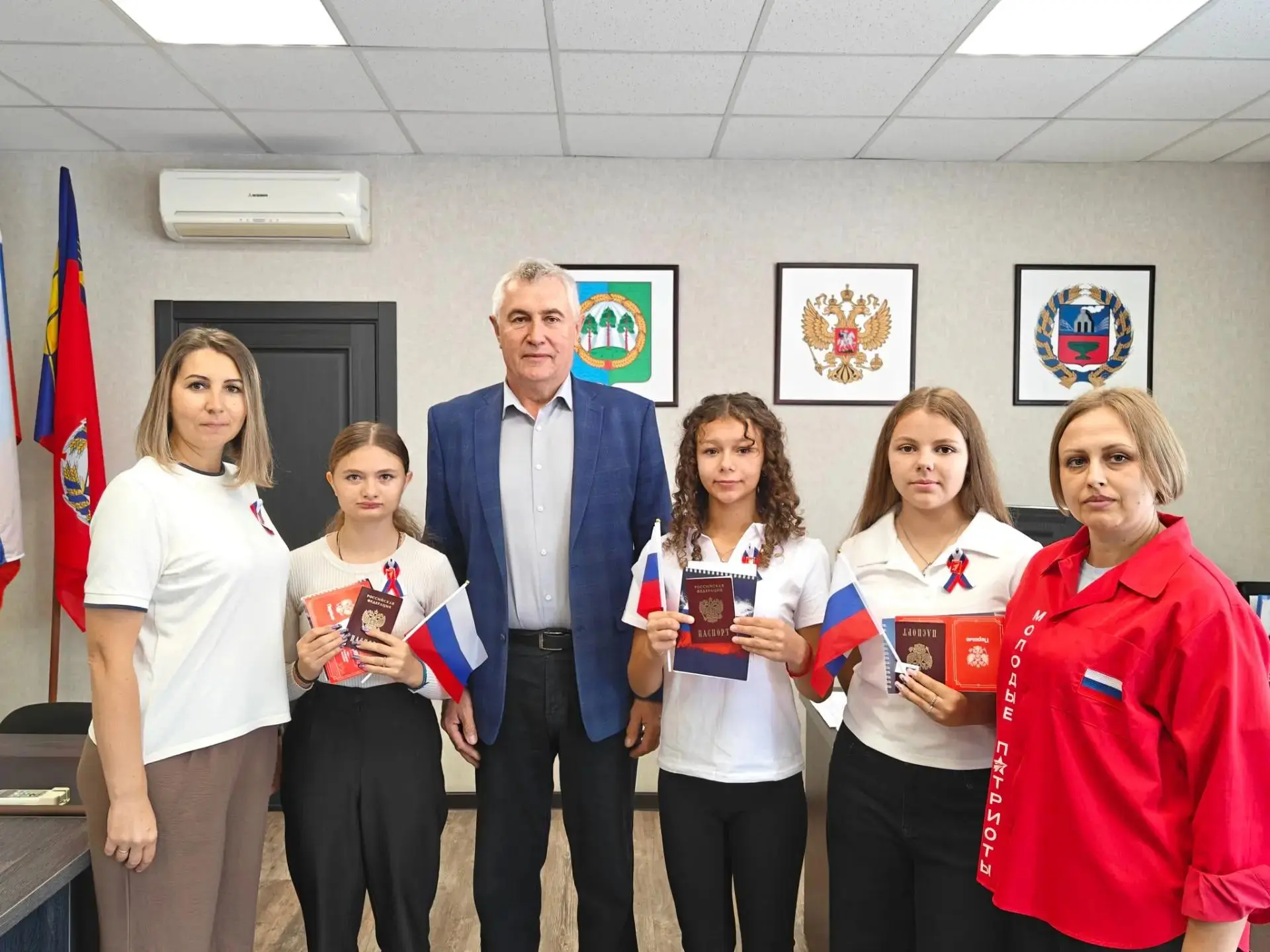Сегодня юным гражданам Мамонтовского района вручили паспорта🇷🇺