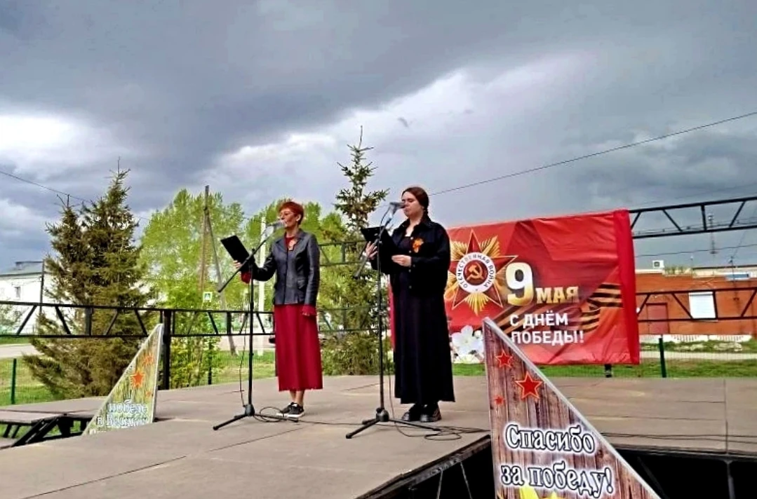 🎼 Вечером 9 мая на площади СДК прошла программа "Старая танцплощадка", где гости празд...