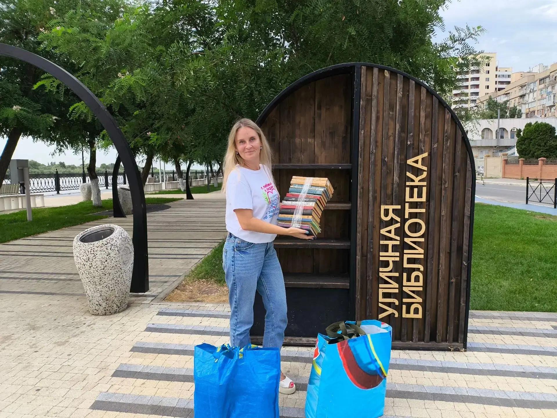 Специалисты «ЭкоЦентра» пополнили уличный книгообмен в Астрахани новыми изданиями в пре...