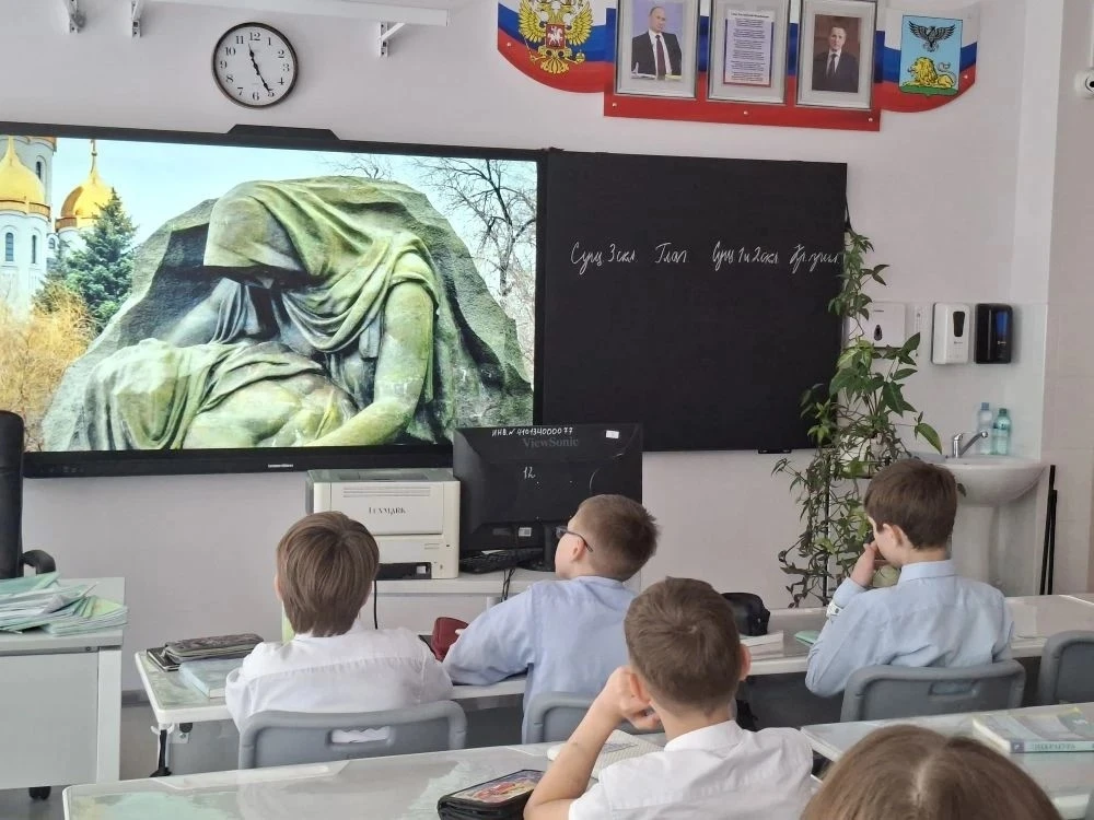 Снова в строю: день, полный памяти и гордости❤   Сегодняшний день в нашей школе стал настоящим погру